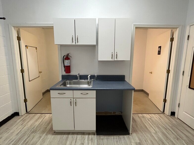 More Photos Of 6207 Cottage Hill Rd, Mobile Storefront Retail Office For Lease