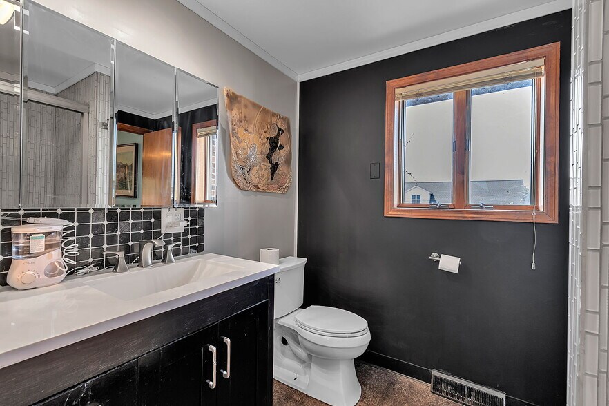 More Photos Of 2809 River Rd, Buffalo Flex For Sale