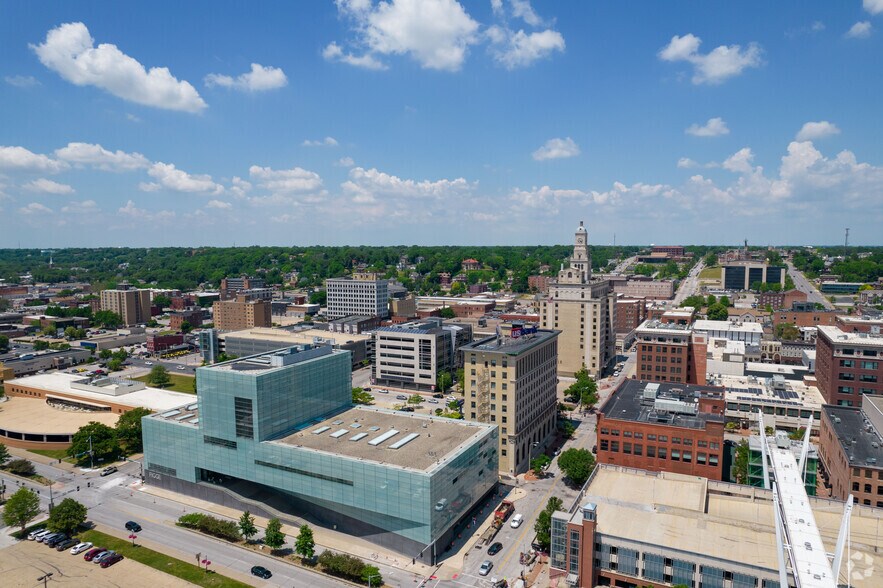 More Photos Of 131 W 2nd St, Davenport Office For Sale