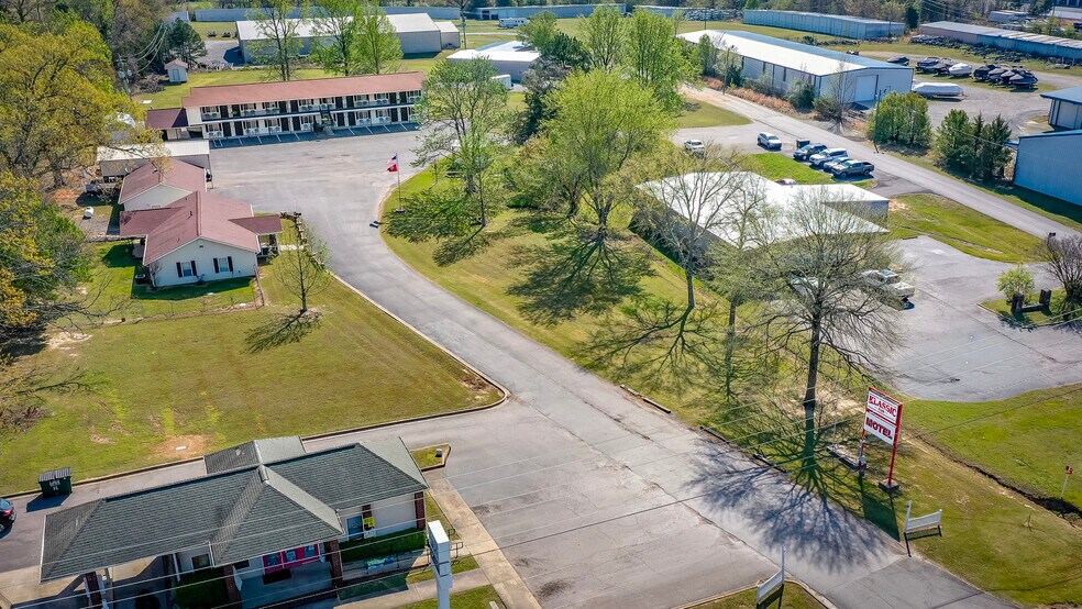 More Photos Of 8546 Edgemont Rd, Greers Ferry Hotel For Sale