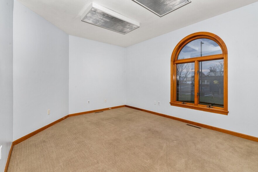 More Photos Of 1481 Pleasant Valley Dr, Manchester Office For Lease