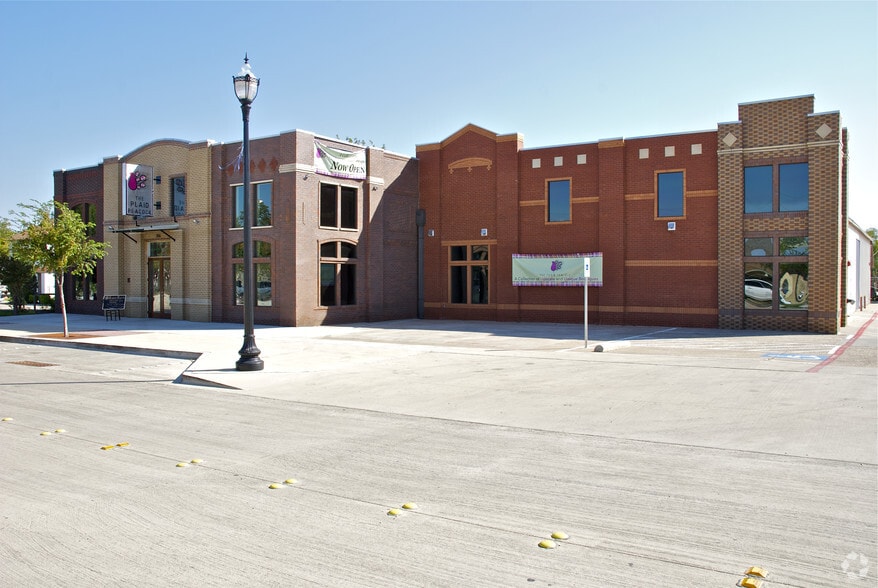 More Photos Of 206 N Oak St, Roanoke Restaurant For Sale