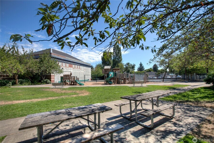 More Photos Of 2012 65th St, Seattle Office For Sale