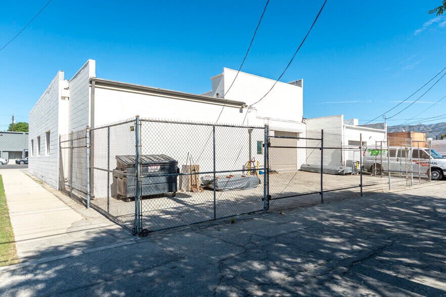 More Photos Of 3220 W Burbank Blvd, Burbank Warehouse For Lease