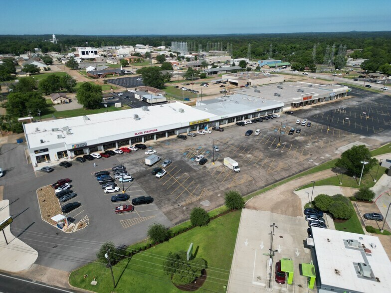 More Photos Of 102-110 Midtown Dr, Kilgore General Retail For Lease