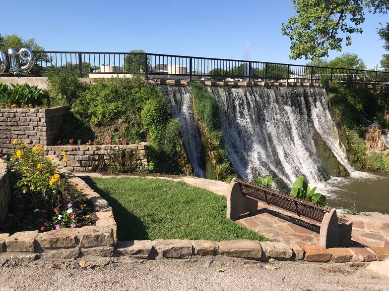 More Photos Of 106-110 S Cherokee St, San Saba Storefront Retail Office For Lease