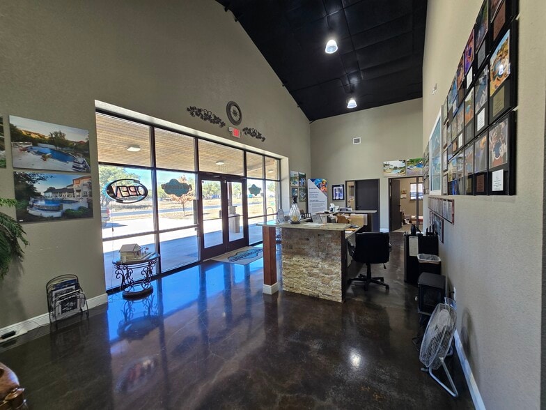 More Photos Of 13318 Western Oak Dr, Helotes Storefront Retail Office For Sale