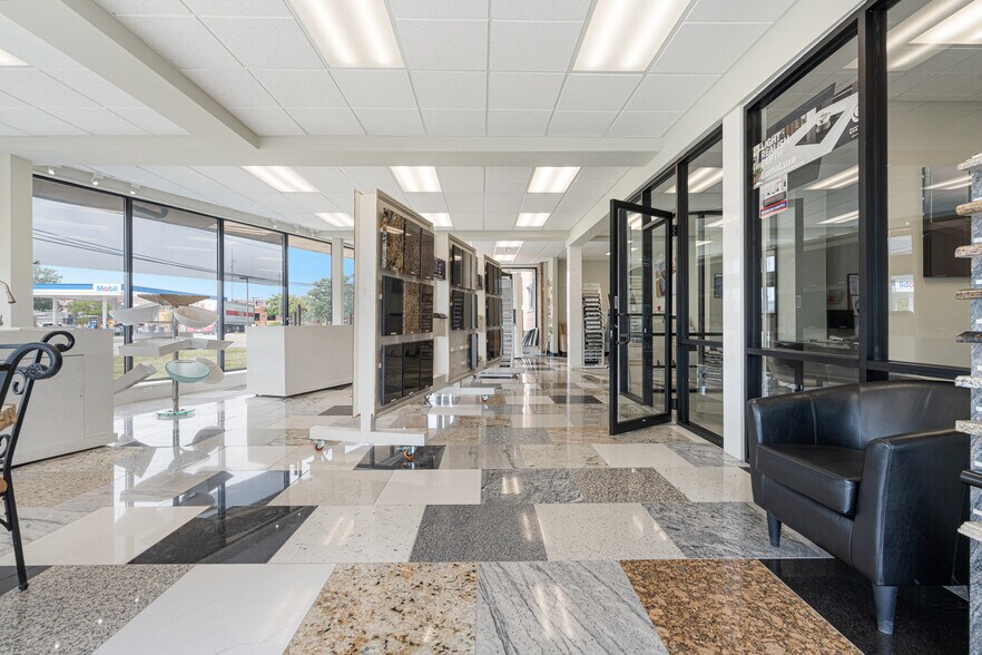 More Photos Of 1628 Rand Rd, Des Plaines Showroom For Sale