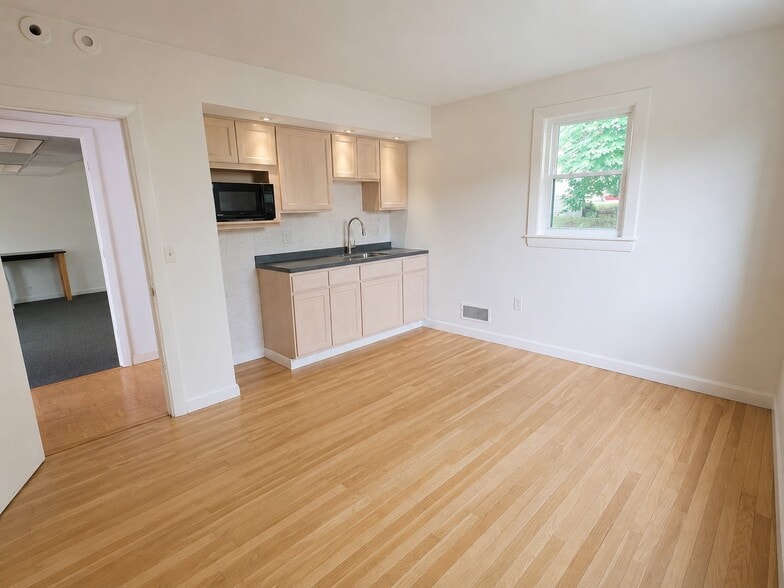 More Photos Of 6 Daniel Webster Hwy, Nashua Office For Lease