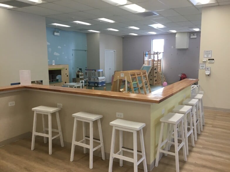 More Photos Of 15801 Oak Park Ave, Oak Forest Showroom For Lease