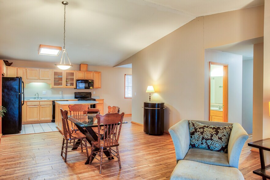 More Photos Of 1533 Arbors Ln, Bloomington Apartments For Sale