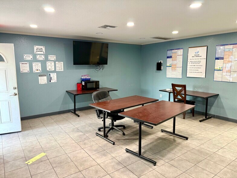 More Photos Of 5703 Kenwick St, San Antonio Warehouse For Lease