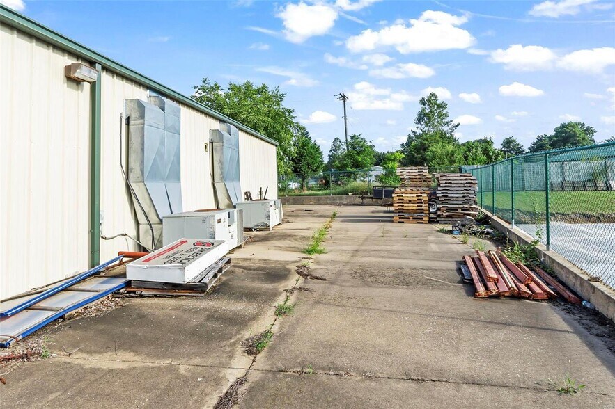 More Photos Of 1014 Linn St, Sikeston Freestanding For Sale