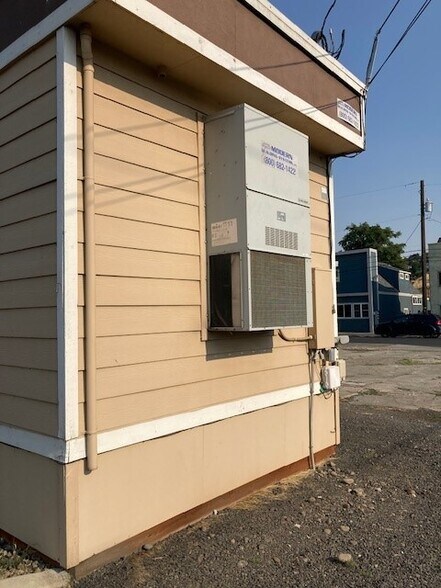 More Photos Of 600 SE Court Ave, Pendleton Auto Dealership For Sale