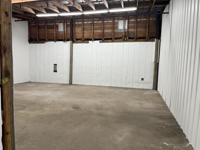 More Photos Of 7441 Silver Lake Ter, Jacksonville Warehouse For Lease
