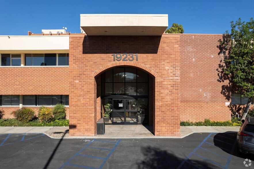 More Photos Of 19231 Victory Blvd, Reseda Medical For Lease