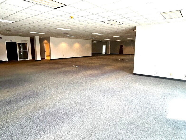 More Photos Of 133-135 Enterprise Dr, Verona Medical For Lease