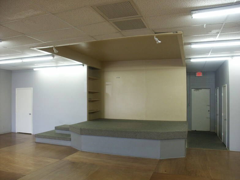 More Photos Of 3515-3559 W Northern Ave, Phoenix General Retail For Lease