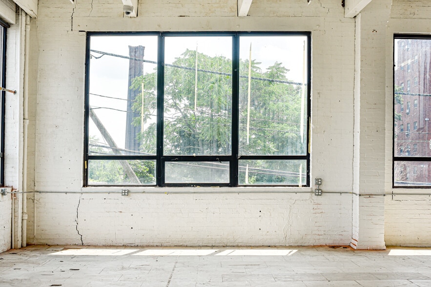 More Photos Of 2 Aspen Pl, Passaic Showroom For Lease