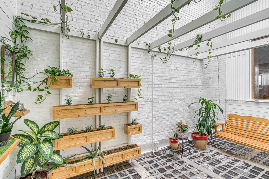 More Photos Of 339 Madison Ave, Memphis Storefront Retail Office For Sale