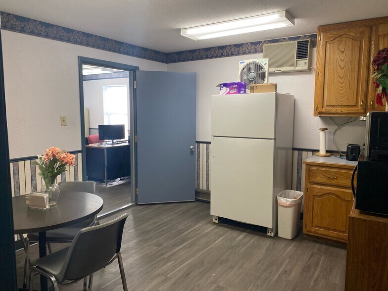 More Photos Of 104 N Arthur St, McGregor Warehouse For Lease