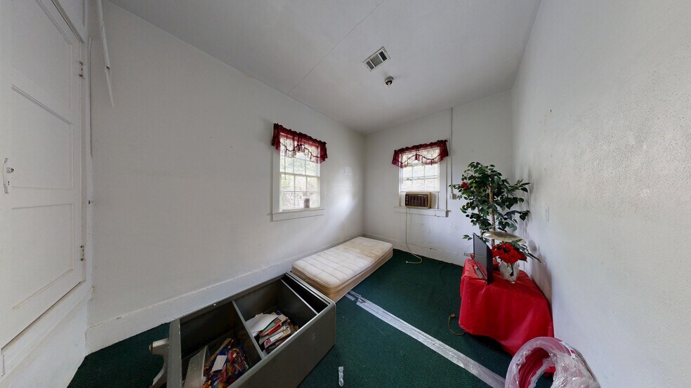 More Photos Of 1107 Spring St, Hot Springs Flex For Lease