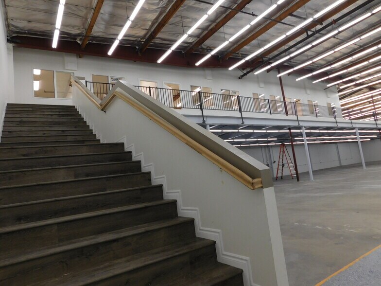 More Photos Of 365 E Jefferson Blvd, Los Angeles Warehouse For Lease