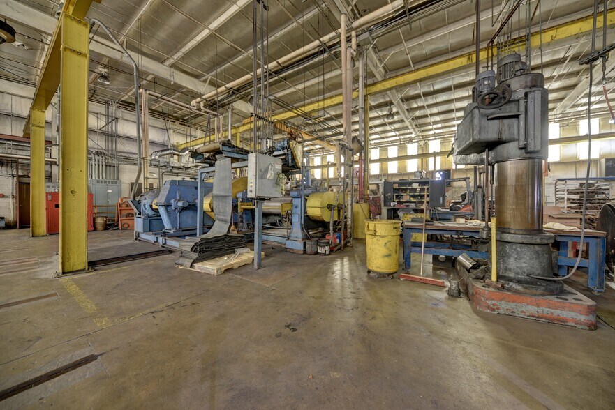 More Photos Of 1901 Longwood Dr, Brenham Manufacturing For Sale