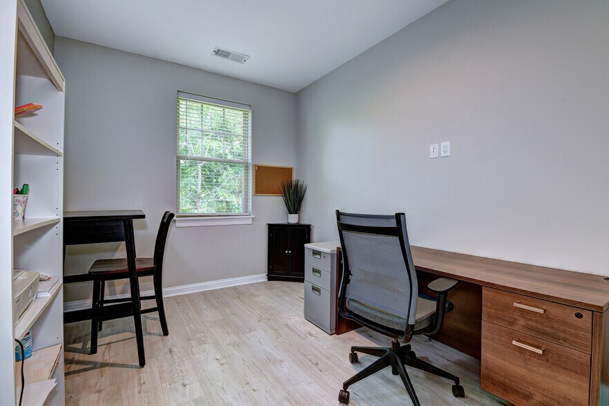 More Photos Of 10609-10611 Watterson Center Ct, Louisville Office For Sale