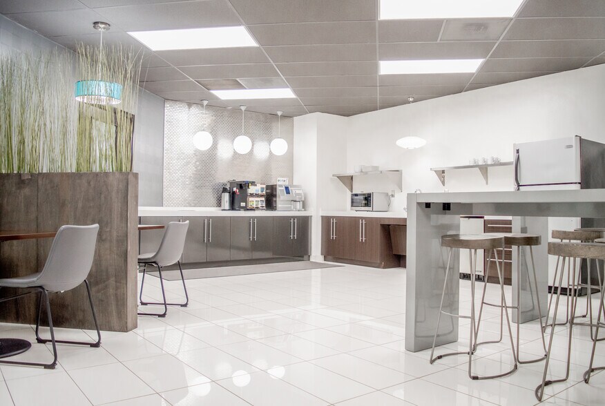 More Photos Of 1701 W Northwest Hwy, Grapevine Coworking Space