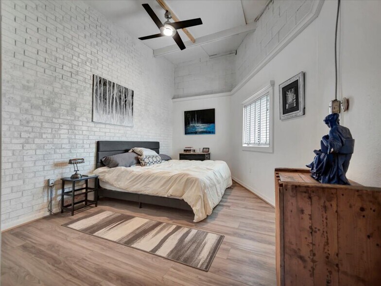 More Photos Of 132 Nacogdoches St, Center Storefront Retail Residential For Sale