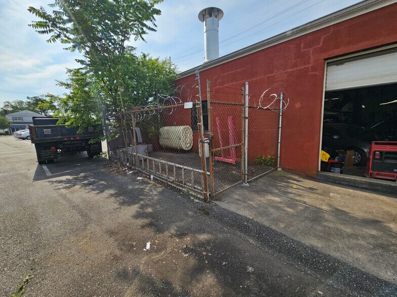 More Photos Of 831 Brooklyn Ave, Baldwin General Retail For Sale