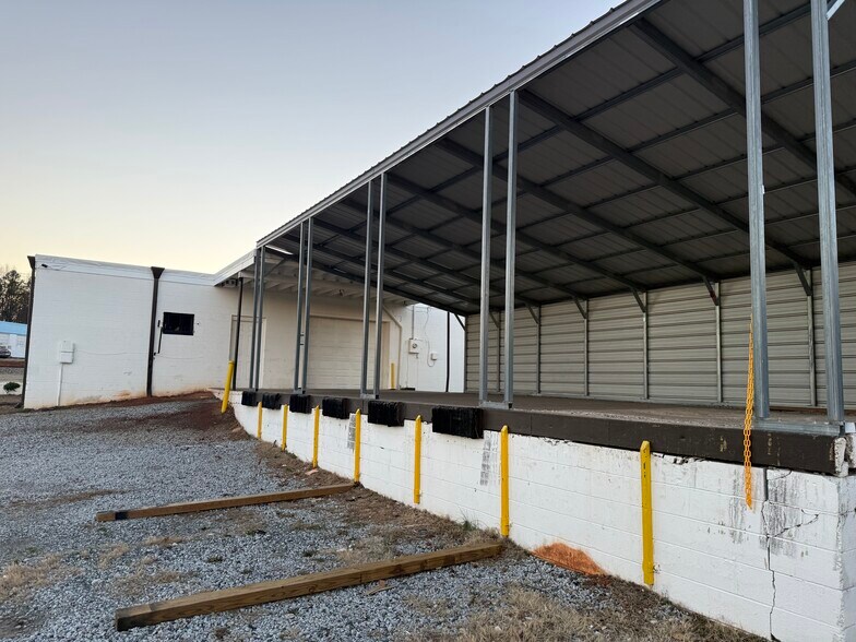 More Photos Of 630 Trindale Rd, Trinity Warehouse For Lease