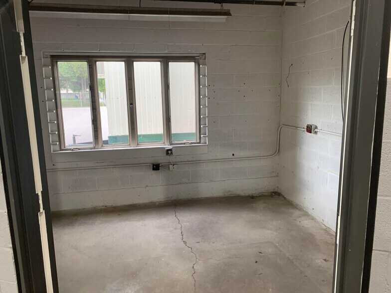 More Photos Of 690 State Fair Blvd, Syracuse Warehouse For Lease