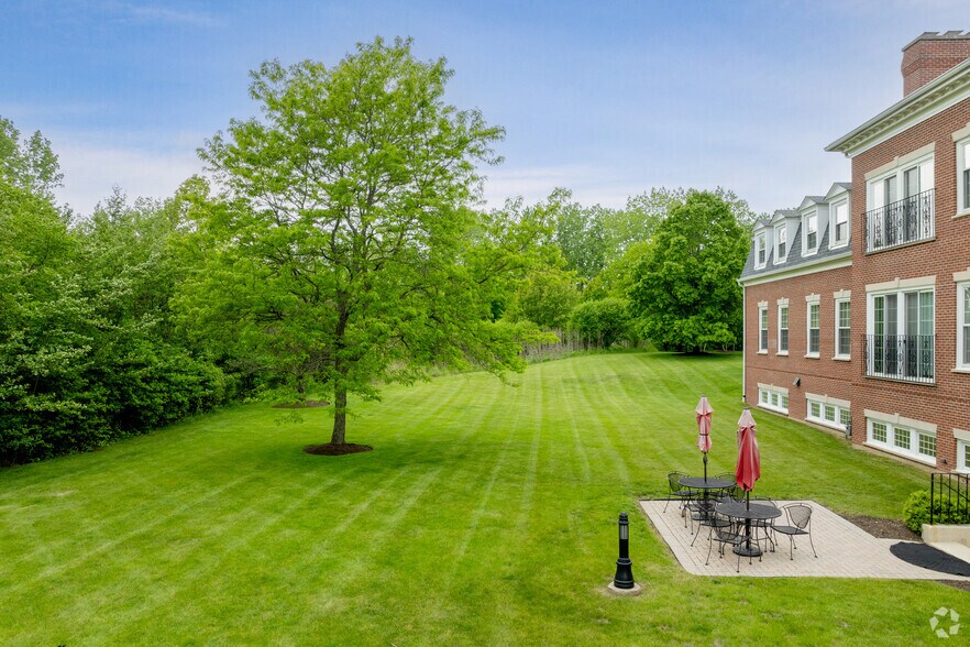 More Photos Of 3880 Salem Lake Dr, Long Grove Office For Sale