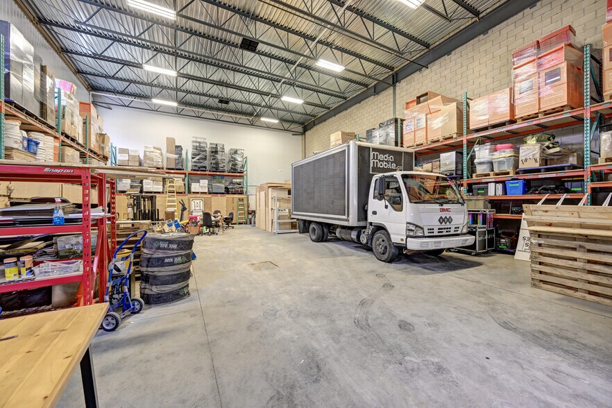 More Photos Of 3665-3701 Boul De La Cite-Des-Jeunes, Vaudreuil-dorion Light Distribution For Lease