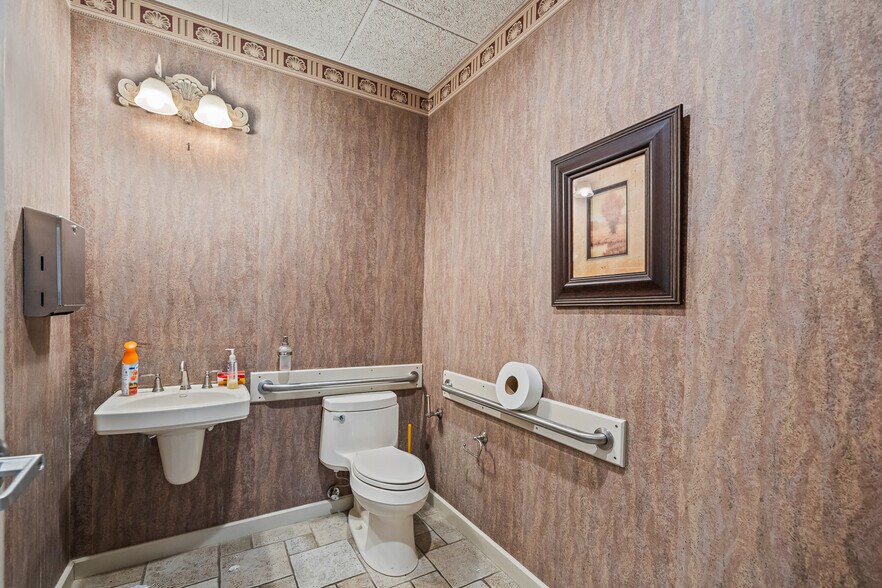 More Photos Of 7705 Quaker Ave, Lubbock Freestanding For Sale