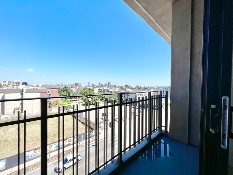 More Photos Of 8811 Burton Way, Los Angeles Apartments For Sale