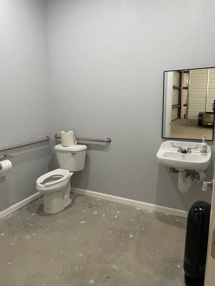 More Photos Of 4401 SW 119th St, Oklahoma City Distribution For Lease