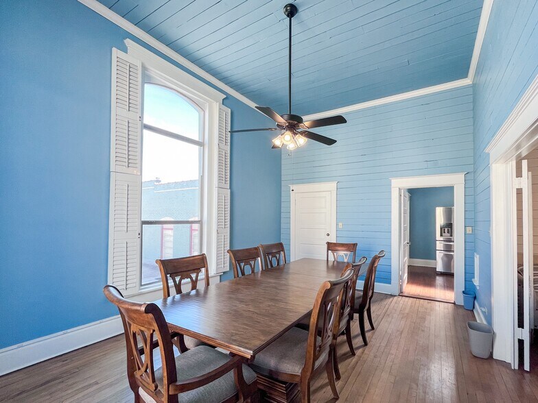 More Photos Of 301 S Saint Charles St, Brenham General Retail For Sale