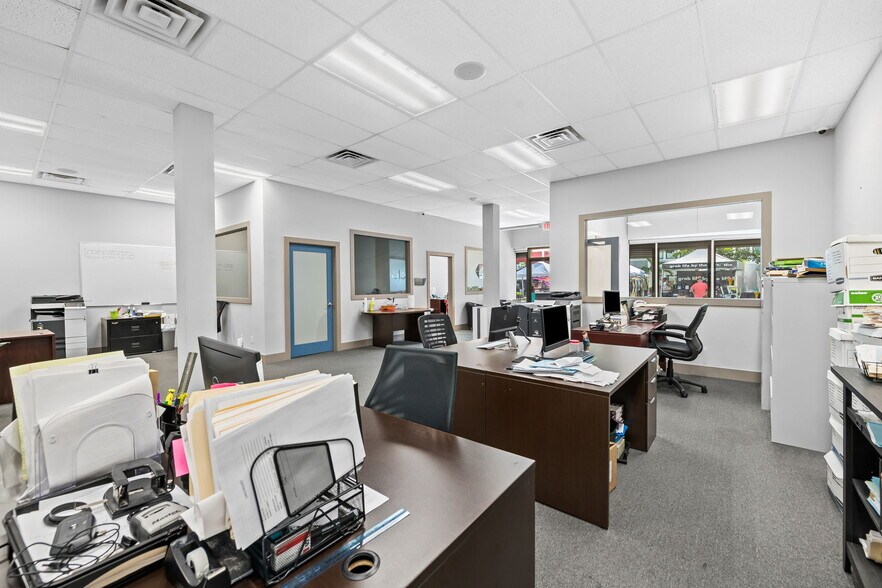 More Photos Of 3309 NE 33rd St, Fort Lauderdale General Retail For Lease