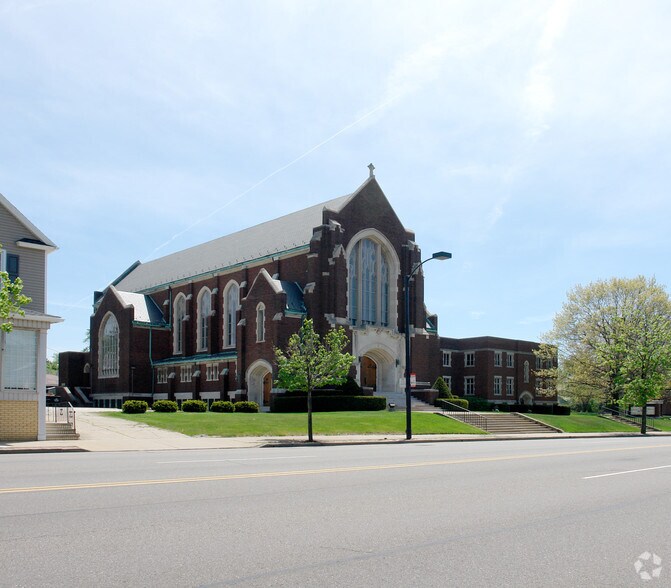 More Photos Of 915 N Main St, Akron Religious Facility For Lease