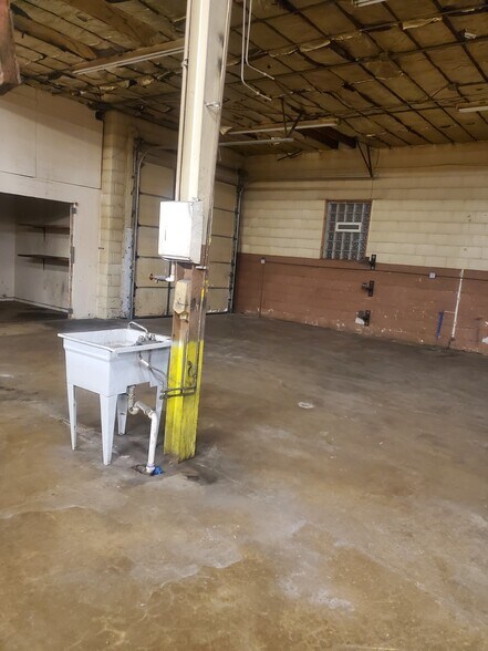 More Photos Of 380 Bennett Dr, Elk Grove Village Warehouse For Lease