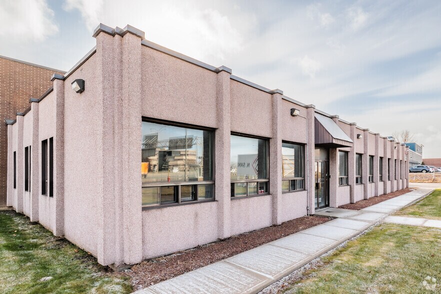 More Photos Of 1400 Rte Transcanadienne, Dorval Warehouse For Lease