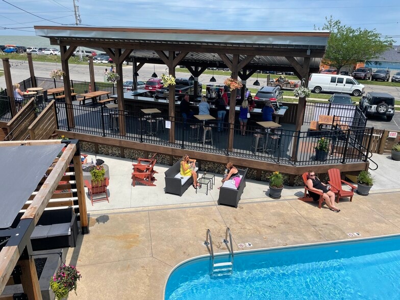 More Photos Of 255 W Lakeshore Dr, Port Clinton Hotel For Sale