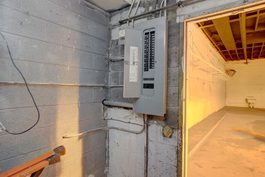 More Photos Of 10301 Whittier Ave, Detroit Auto Repair For Sale