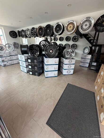 More Photos Of 105 Lakeville Rd, New Hyde Park Light Manufacturing For Lease