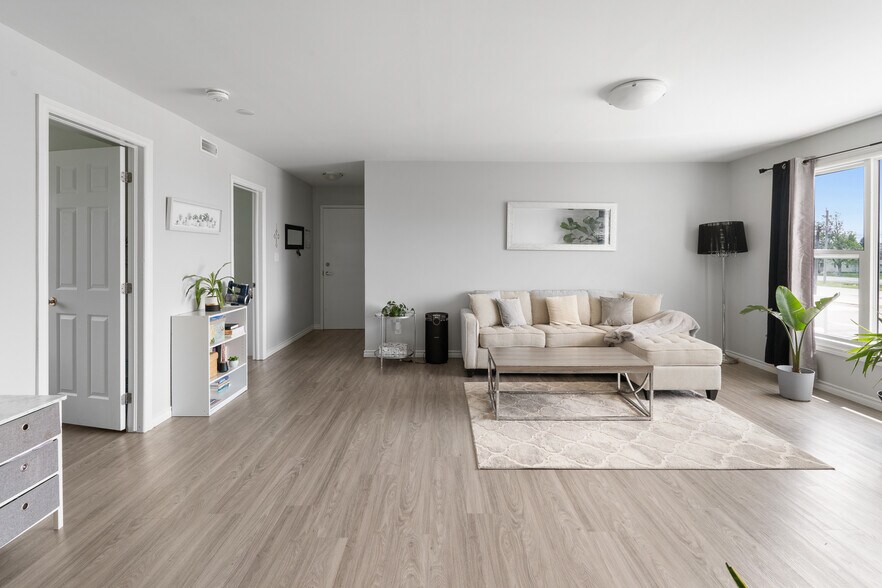 More Photos Of 2024 Dufferin Av, Wallaceburg Apartments For Sale