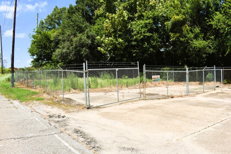 More Photos Of 710 N Perry St, Montgomery Industrial For Lease