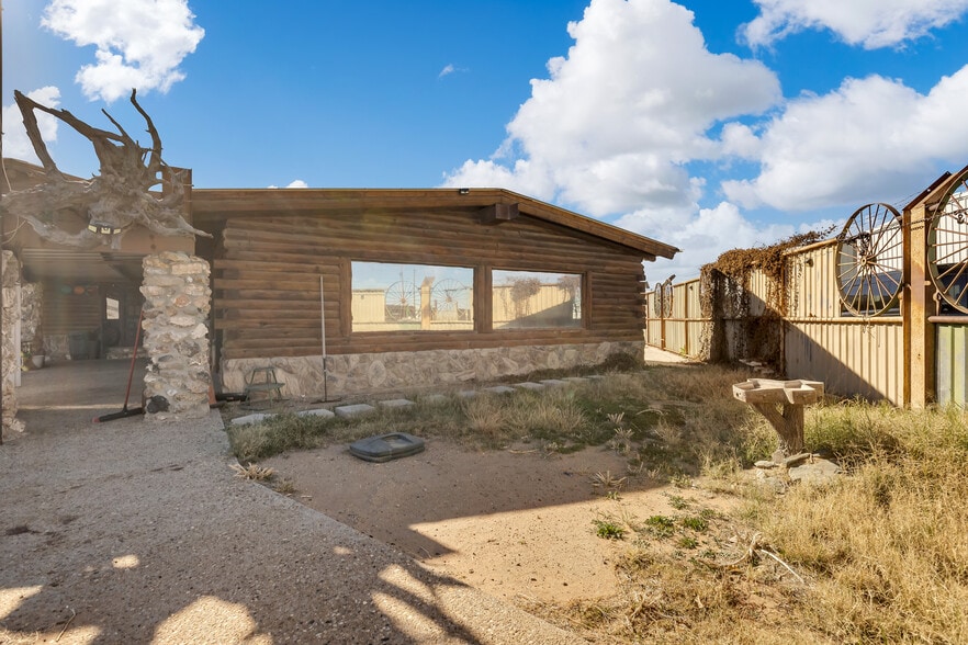 More Photos Of 1525 N Avenue D, Odessa Flex For Sale